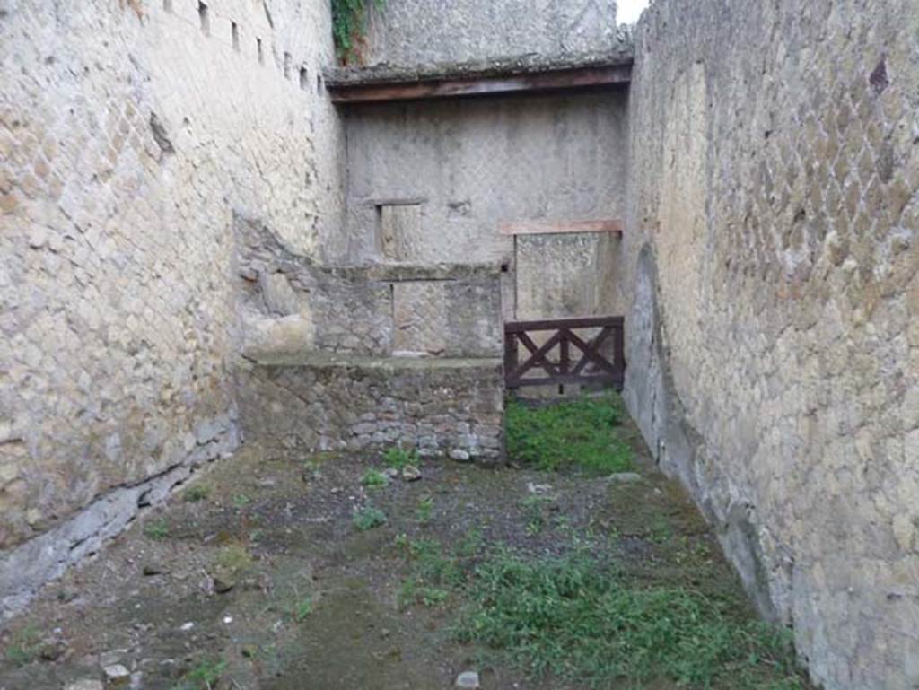 Ins. Orientalis II.15, Herculaneum. September 2015.
Looking east towards small room against north wall, and corridor to rear near south wall.